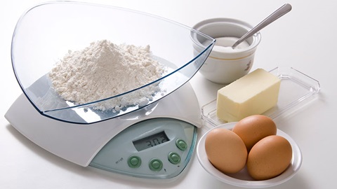 ingrediënten nauwkeurig wegen op digitale keukenweegschaal